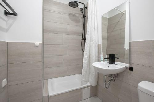 Bilik mandi di Atelier Rosé