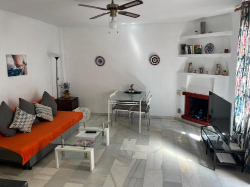 salon z kanapą i stołem w obiekcie Pueblo Evita apartment in exclusive holiday complex w mieście Benalmádena