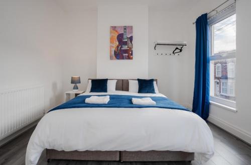 Ένα ή περισσότερα κρεβάτια σε δωμάτιο στο Modern 4 Bed Anfield House