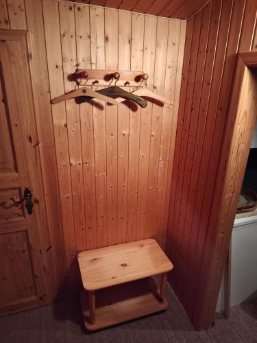 a room with a wooden wall with a bench and a shelf at Bergner's Blockhütte in Twielenfleth