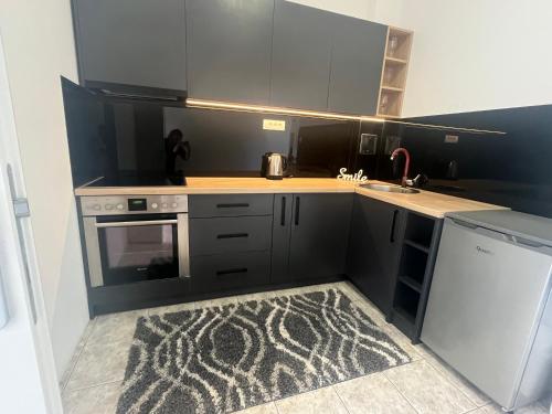 a small kitchen with a sink and a stove at Cute and Cozy in Pale