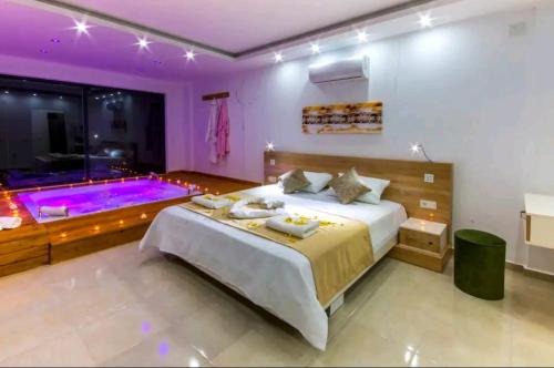 Кровать или кровати в номере KaşHoneymoonVillawith indoorhotpool andseaview