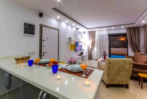 Гостиная зона в KaşHoneymoonVillawith indoorhotpool andseaview
