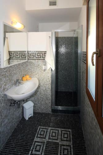 a bathroom with a sink and a shower at B&B Rialto Dream in Venice