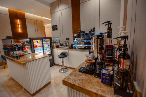 una cafetería con un mostrador y un mostrador sidx sidx en كنين للشقق الفندقية-Kanin Apartments, en Riad