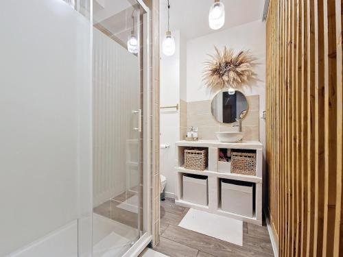 une salle de bain avec une douche, un lavabo et un miroir dans l'établissement Maison avec jacuzzi, à Saint-Erblon