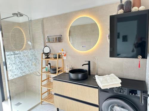 a bathroom with a sink and a washing machine at Le Refuge du Léman, Duplex neuf de 80m 2, à 5 minutes de Geneve pour 4 à 6 personnes in Douvaine