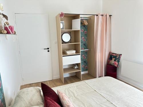 a bedroom with a bed and a book shelf at Le Refuge du Léman, Duplex neuf de 80m 2, à 5 minutes de Geneve pour 4 à 6 personnes in Douvaine