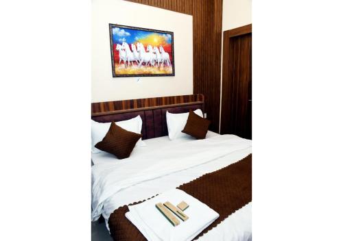 Cama o camas de una habitación en Tirupati Balaji Inn Bageshwar Dham