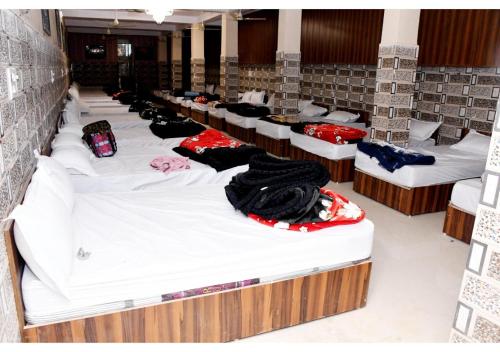 Cama o camas de una habitación en Tirupati Balaji Inn Bageshwar Dham