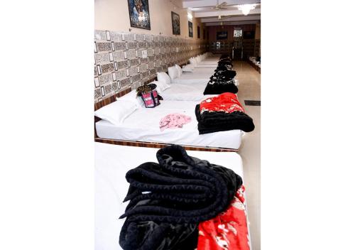Imagen de la galería de Tirupati Balaji Inn Bageshwar Dham, en Basāri