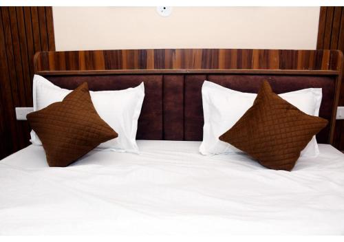Cama o camas de una habitación en Tirupati Balaji Inn Bageshwar Dham