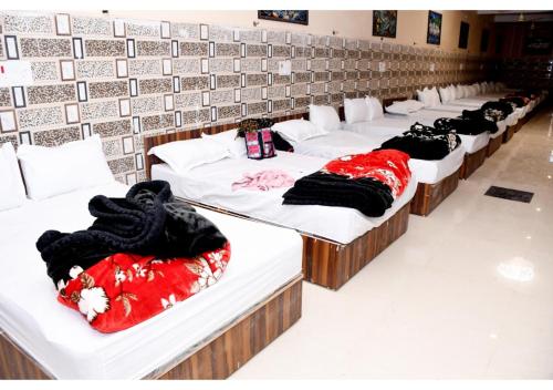 Imagen de la galería de Tirupati Balaji Inn Bageshwar Dham, en Basāri