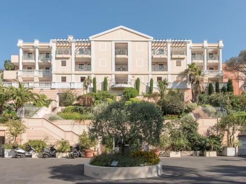 Stunning condo with SEA VIEW Balcony & SWIMMING POOL