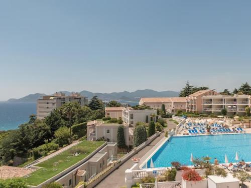 une vue d'une piscine dans un complexe hôtelier dans l'établissement CANNES FRANCIA Superbe F3 balcon vue mer piscine, à Cannes