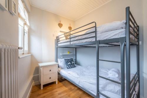 une chambre avec deux lits superposés et un bureau dans l'établissement Le Grenier, à Saint-Jean-dʼAulps