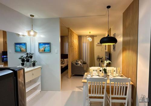 Una cocina y un comedor con mesa y sillas. en Puerto Princesa Romantic Studio with Balcony, FREE Pool & Gym - B2 5Chrysolite, en Puerto Princesa City