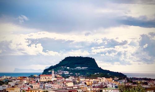 a view of a city with a mountain in the background at Re Vincy - Affittacamere in Bacoli