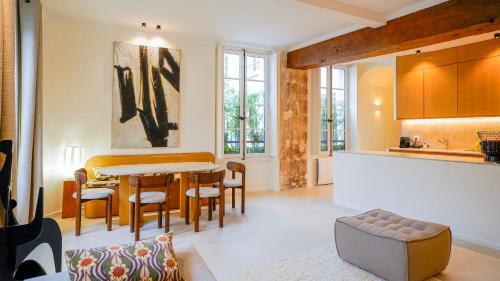 une cuisine et une salle à manger avec une table et des chaises dans l'établissement Refined Elegance in Central Paris, à Paris