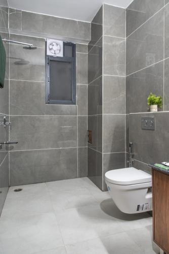 Un baño de kasauli hills by Hillcrest