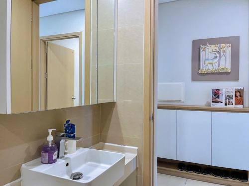 a bathroom with a sink and a mirror at Cloud Nine The Song Vung Tau Homestay in Vung Tau