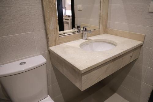 une salle de bains avec lavabo et toilettes dans l'établissement Montana Residence, à Amman