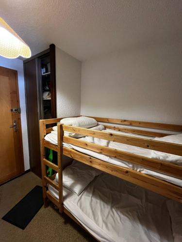une chambre avec deux lits superposés dans une pièce dans l'établissement Apartemet montagne La pagne Motalbert au pied des pistes location semane de samadi a samedi, à Montalbert