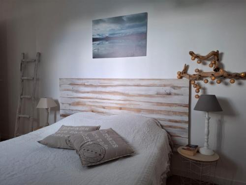 un lit avec deux oreillers dessus dans une chambre dans l'établissement Loue petite maison individuelle à Bocca Del oro, à Porto-Vecchio