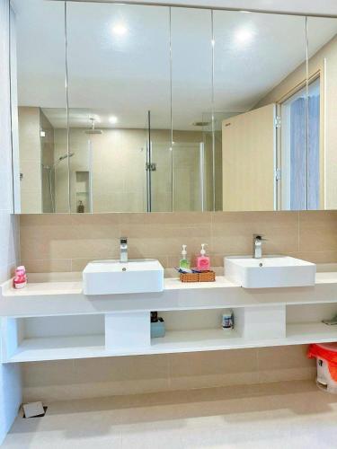 a bathroom with two sinks and a large mirror at Cloud Nine The Song Vung Tau Homestay in Vung Tau