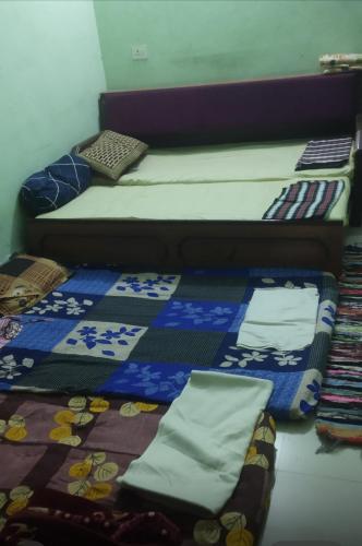 Ένα ή περισσότερα κρεβάτια σε δωμάτιο στο Bhardwaj Home stay