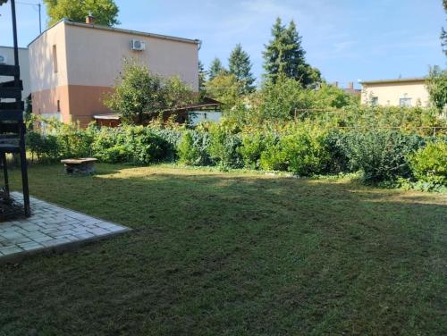 Vrt ispred objekta Áron Apartment