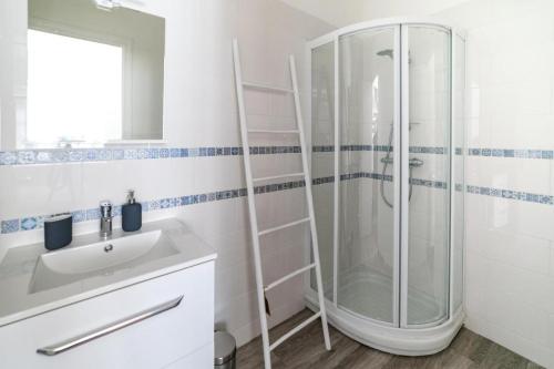Bilik mandi di Longère de Kérinis