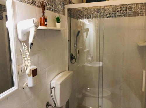 a bathroom with a shower and a toilet at Bungalow 97 in Fontane Bianche