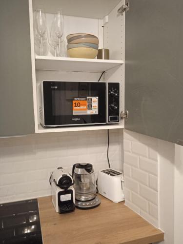 une cuisine avec un comptoir avec un micro-ondes dans l'établissement Paris Center, 1BR-4P, Sentier, à Paris
