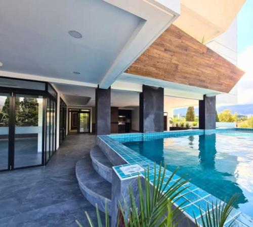 an image of a swimming pool in a house at Hermoso Monoambiente en Excelente ubicación in Tarija