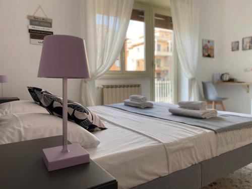- une chambre avec un lit et une lampe dans l'établissement Quattro Venti city suites, à Rome