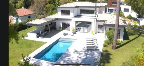 Photo de la galerie de l'établissement Villa OASIS Climatisée avec Piscine chauffée à Hossegor, à Soorts-Hossegor