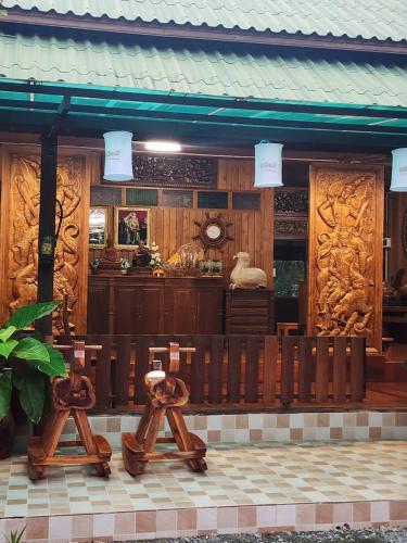 a building with a bench in front of it at Suk Sabai Homestay in Sukhothai
