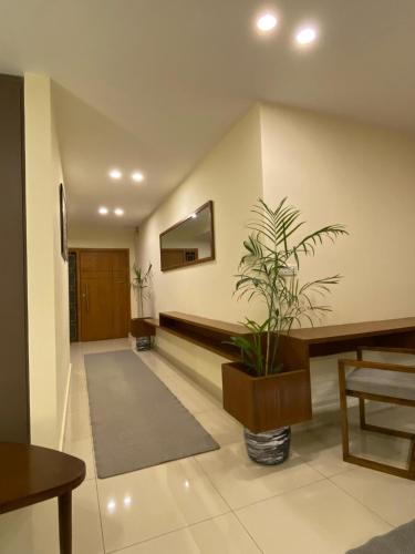 Μια τηλεόραση ή/και κέντρο ψυχαγωγίας στο Skyluxe Designer Studio with rooftop Pool & Self Check In
