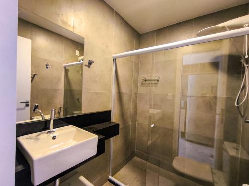 a bathroom with a sink and a shower at Village Completo na Vila de Praia do Forte in Mata de Sao Joao