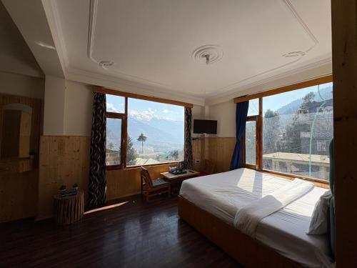 Postel nebo postele na pokoji v ubytování Hotel Suraj Retreat Inn