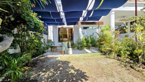 Aed väljaspool majutusasutust Giovanni Suites