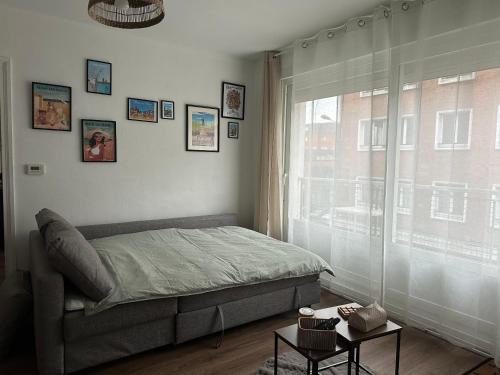Ένα ή περισσότερα κρεβάτια σε δωμάτιο στο Appartement cosy en centre ville de Dunkerque avec balcon & parking avec portail privé - place non nominative