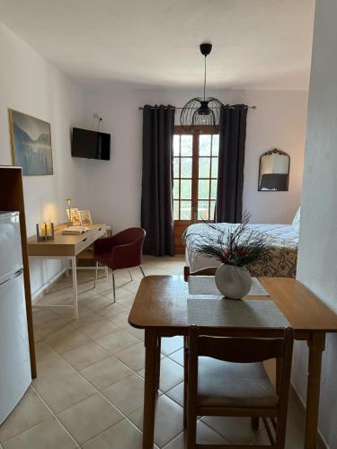 a living room with a bed and a table and a kitchen at Evita Luxury Apartments in Spilia