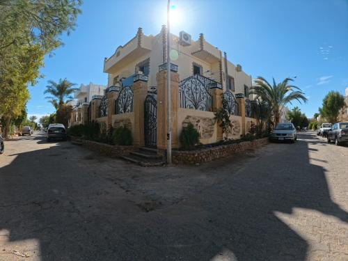 シャルム・エル・シェイクにあるvilla 100C A3の通りの正門付き建物