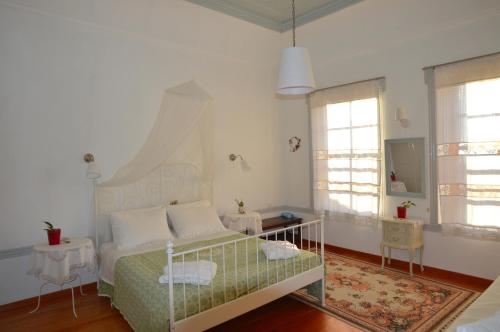 ミティムナにあるMolivos Towerのベッドルーム1室(ベッド1台、窓2つ付)