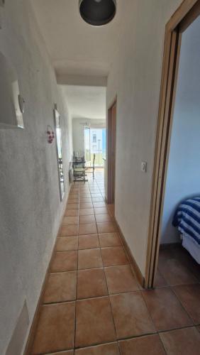 - un couloir avec du carrelage dans une maison dans l'établissement Au Petit Miramar - Joli T2 face à la mer avec parking, à Saint Cyprien Plage