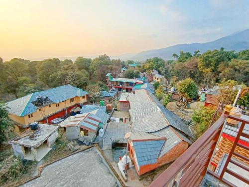 una vista aérea de un pueblo con techos en SnowandSlates, en Dharamsala