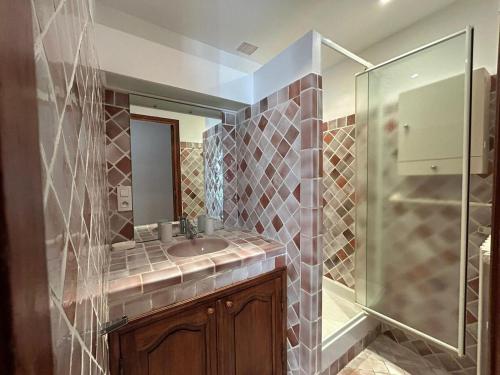 une salle de bain avec un lavabo et une douche en verre dans l'établissement Villa La Ventilière pour 12 Personnes avec Piscine Chauffée, Terrain de Tennis, de Pétanque et Vue Mer, au Beausset