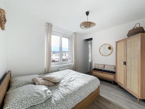 une chambre avec un lit et une grande fenêtre dans l'établissement les Toits de Belfort ville, à Belfort